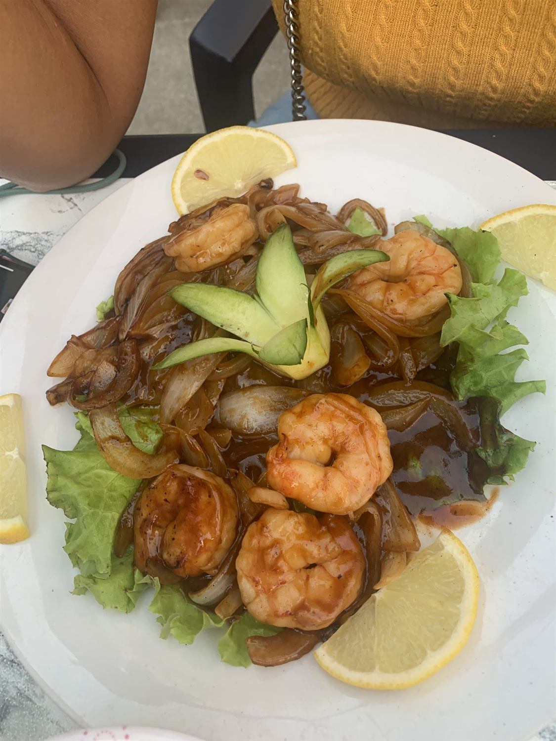 Gambas sautées sur lit de salade, citron et fleur de concombre