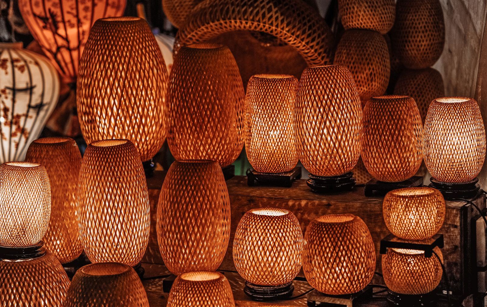 Lampes en bambou tressé allumées, photo d’illustration