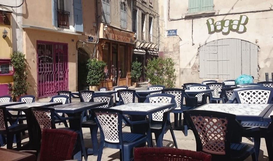 La terrasse du restaurant sur la place Saint-Michel, au soleil