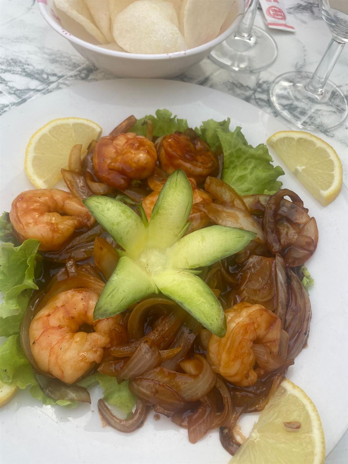 Crevettes sautées sur vermicelles avec fleur de concombre